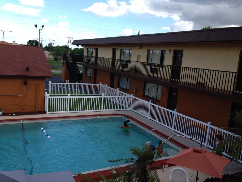 Americas Best Value Inn North Port Exterior photo
