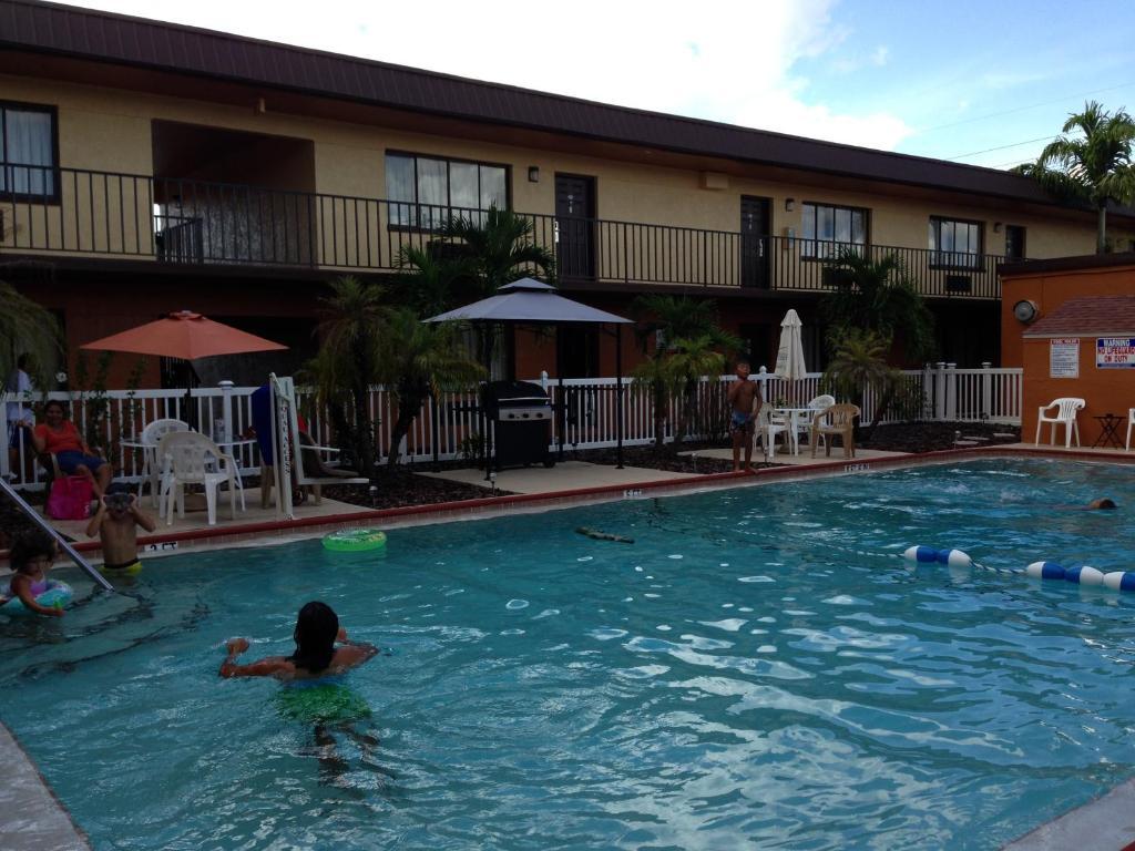 Americas Best Value Inn North Port Exterior photo